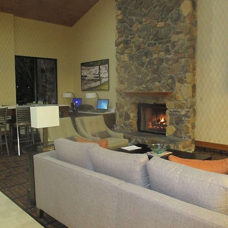 Crossroads Hotel & Event Center Форт Додж Екстериор снимка