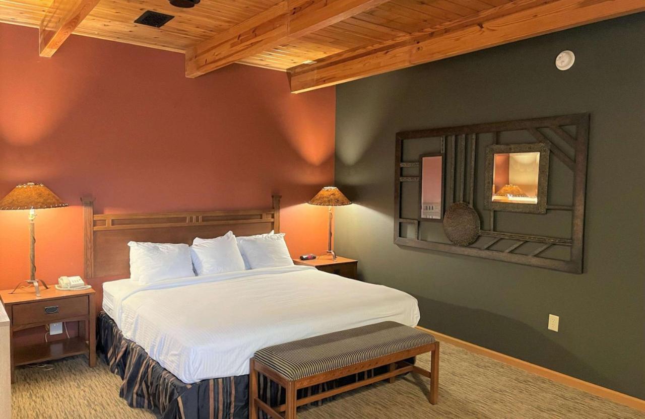 Crossroads Hotel & Event Center Форт Додж Екстериор снимка
