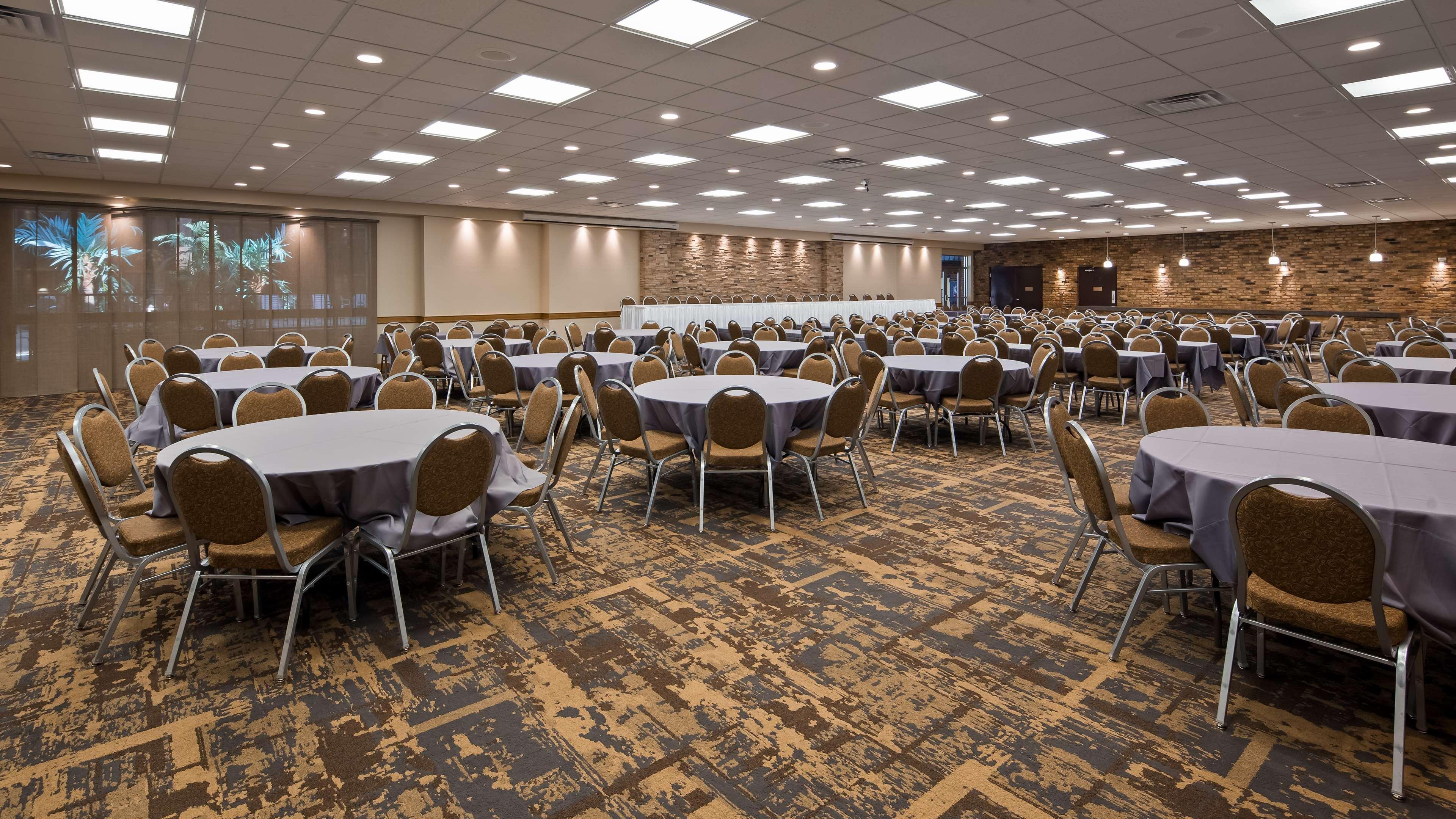 Crossroads Hotel & Event Center Форт Додж Екстериор снимка