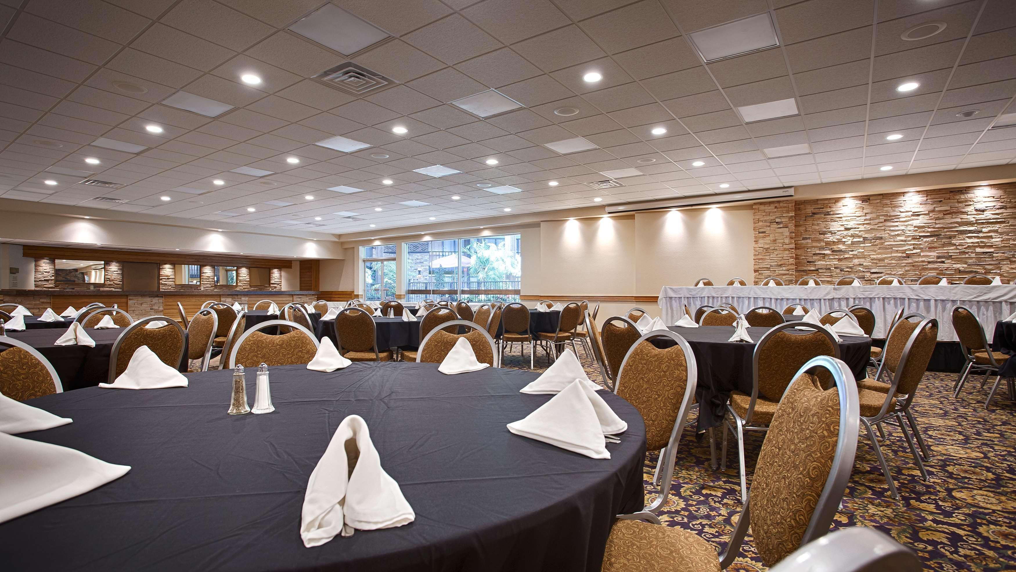 Crossroads Hotel & Event Center Форт Додж Екстериор снимка
