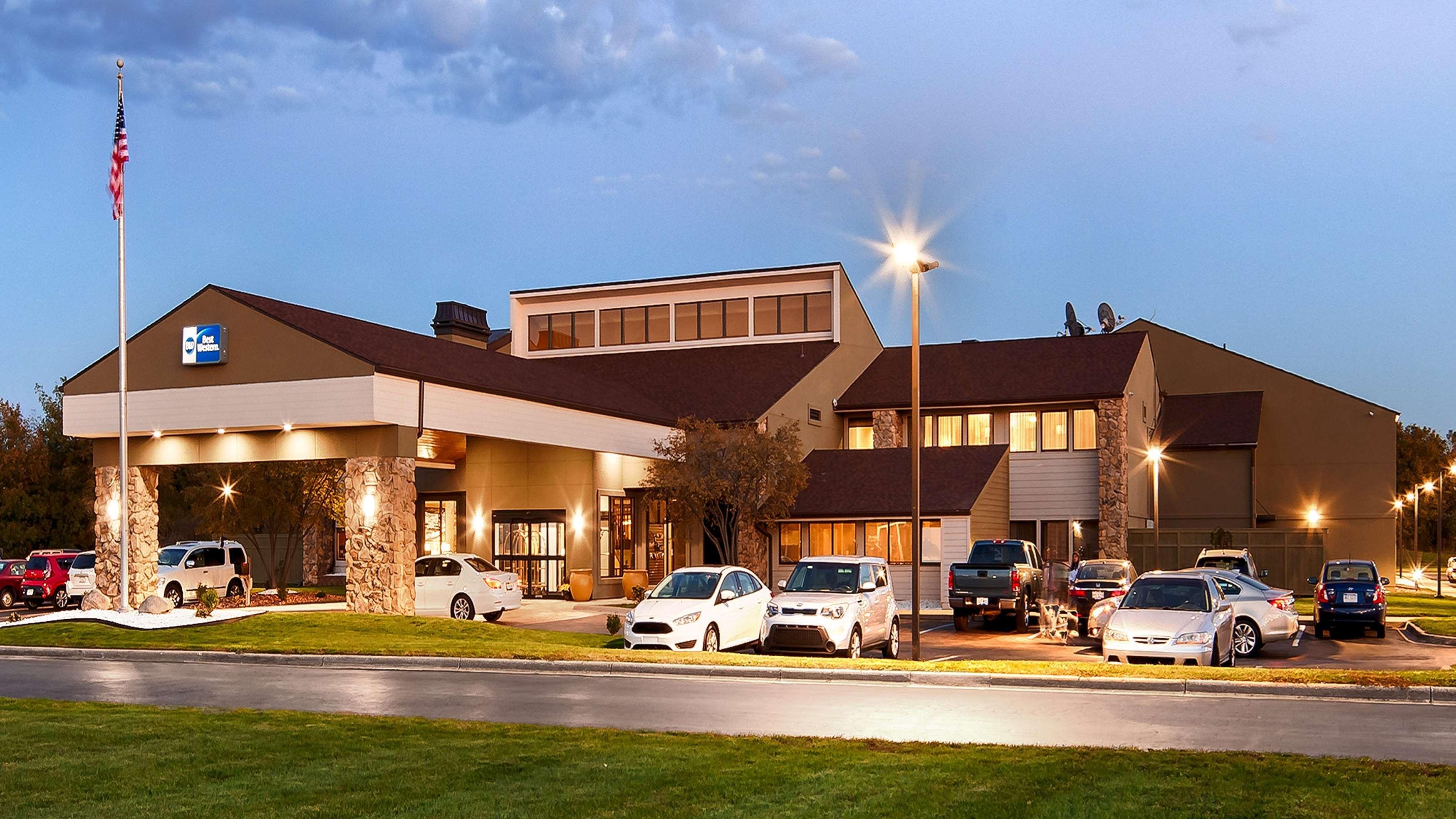 Crossroads Hotel & Event Center Форт Додж Екстериор снимка